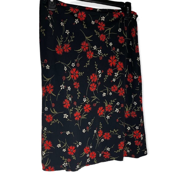 Ann Taylor red floral print black rayon skirt size 4p - Picture 3 of 9